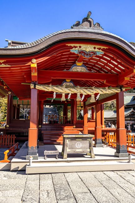 鎌倉の神社の朱色の建築と鳥居