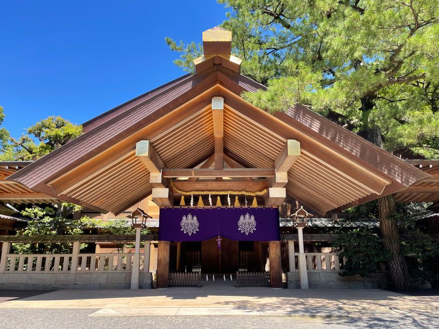 熱田神宮でお宮参りの祈祷を受ける親子