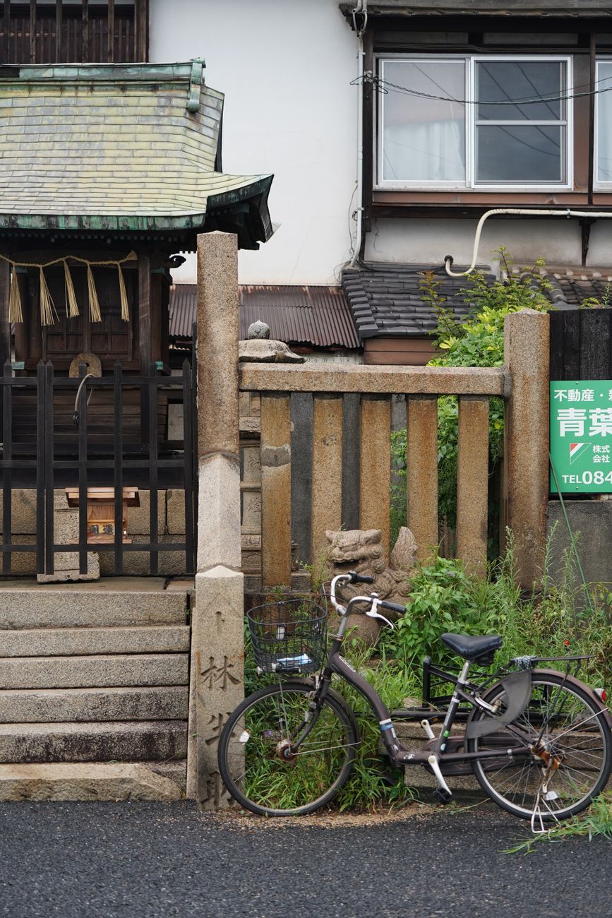 住宅街の一角にひっそりと佇む小さな神社。氏神様・地域の神社のイメージ写真