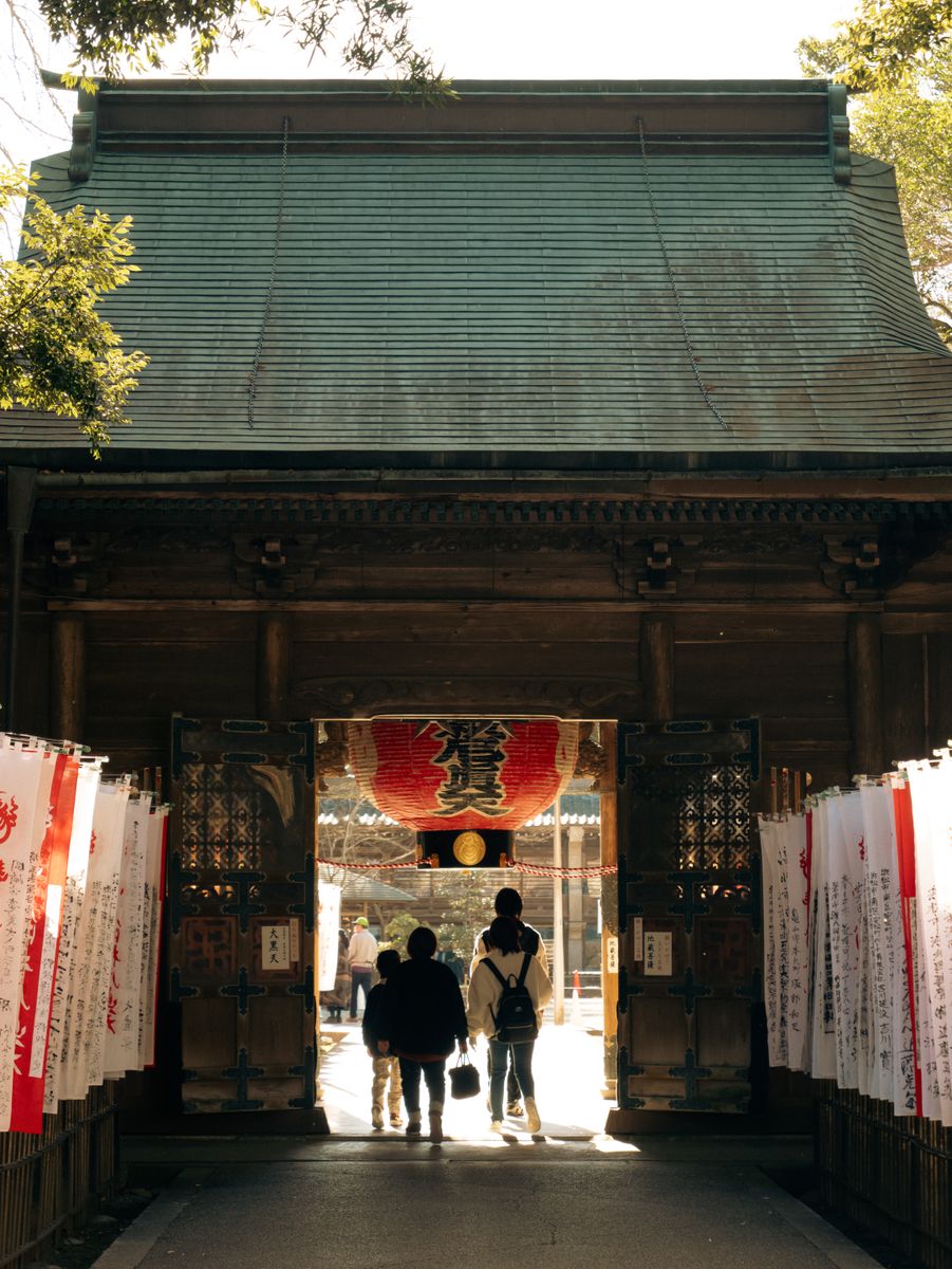 2027年の初詣で神社に参拝する人々のイメージ
