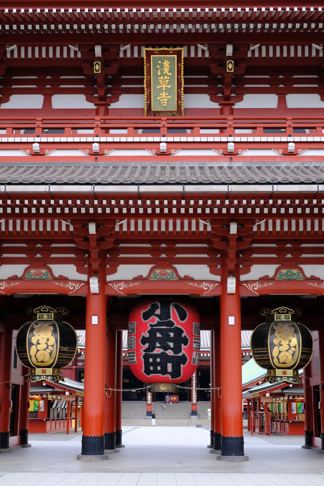 浅草寺で十三参りの祈祷を受ける親子のイメージ